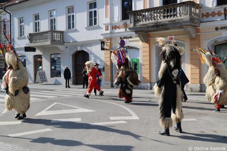 Kamnik so obiskali koranti iz Zamušanov pri Ptuju in v mestno jedro privabili nepregledno množico, željno ogleda tradicionalne pustne šege (28)